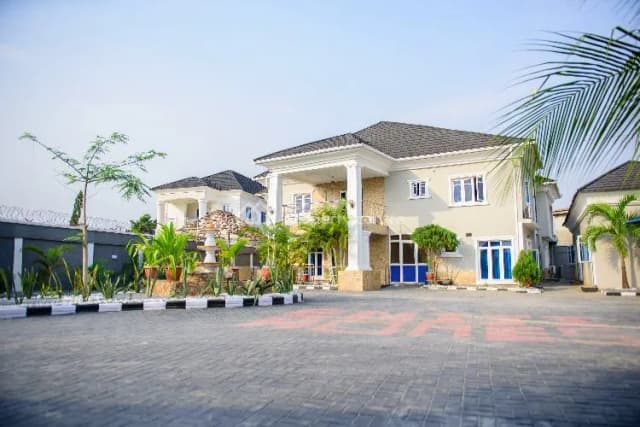 6 Bedroom Semi-Detached Duplex